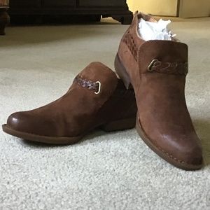 Born Sylvia Women Boots Size 8M